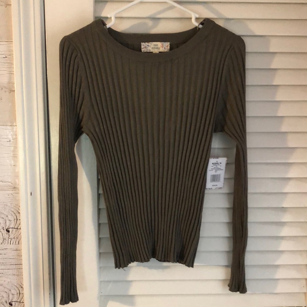 Green kit sweater. Women’s small
